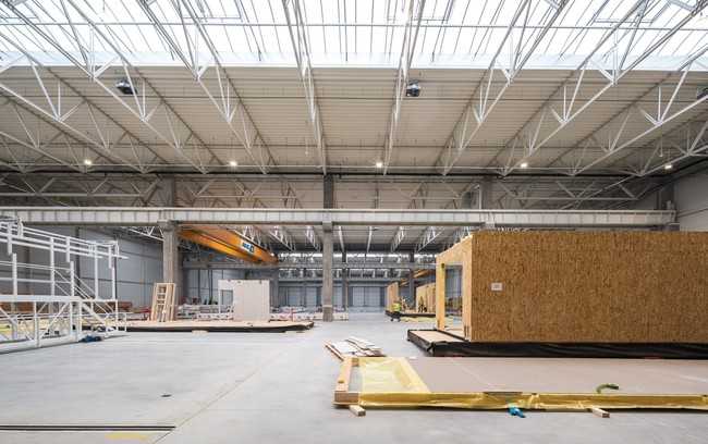Ein Blick in die moderne Fertigungshalle: 30.000 Quadratemeter Holzmodule will MOD21 in diesem Jahr herstellen. | Foto: MOD21/Maciej Lulko