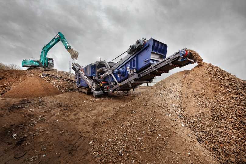 Hohe Produktivität: Das Aufgabematerial gelangt über den robusten Trichter und die aktive Vorsiebmaschine durch den 1.220 x 915 mm Einlauf des Prallbrechers Dynarox I-120. | Foto: Christophel