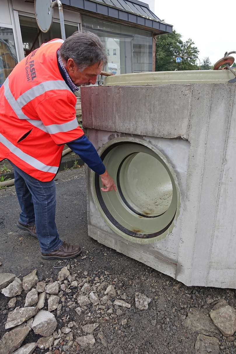 Rüdiger Göbel, Vertriebsmitarbeiter der P.V. Betonfertigteilwerke GmbH, erläutert die Vorteile des doppelten Dichtungssystems im Fabekun-Schachtunterteil. Es bietet an der Schnittstelle der Kanalisation ein Plus an Sicherheit. | Foto: P.V. Betonfertigteilwerke