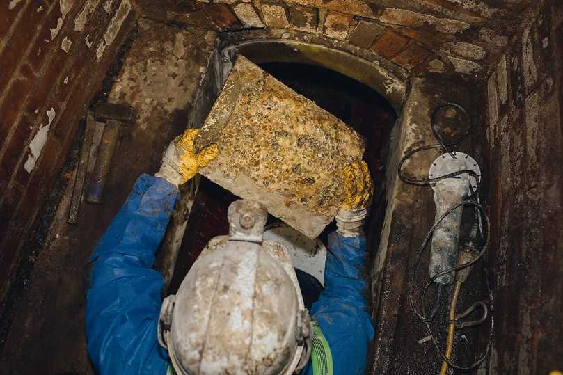 Das Probenstück konnte erfolgreich unbeschädigt entnommen werden. Auf der Rückseite zeigen sich Reste der Betonfläche des Altkanals. Dies liegt darin begründet, dass 1983 noch kein Pre-Liner verwendet wurde. | Foto: Aarsleff