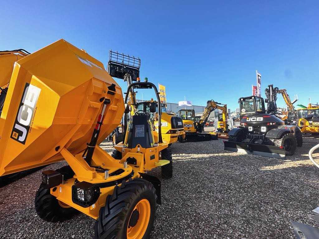 JCB Baumaschinen Bagger Radlader und Dumper auf der Nordbau Neumünster