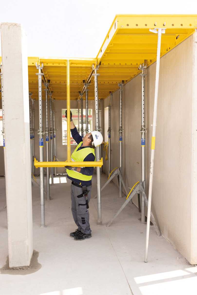 Der neue DokaXdek-I-Rahmen bietet ergonomisches und sicheres Schalen der Decke im Ein-Personen-Aufbau. | Foto: Doka