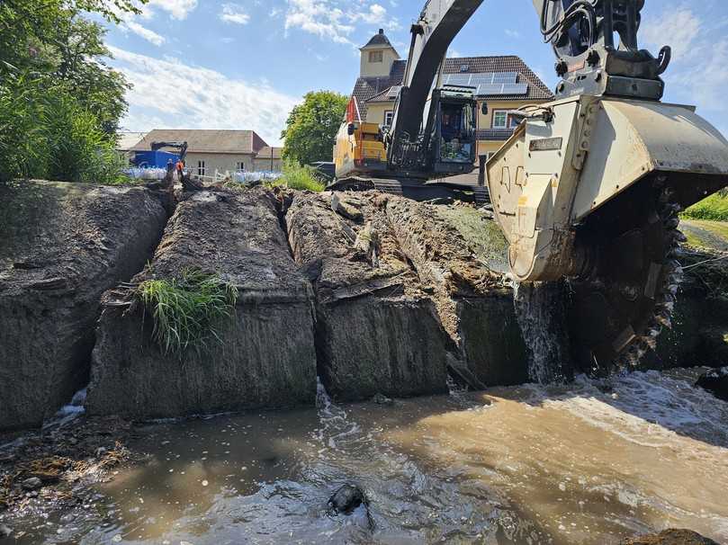 Mit einem Kemroc-Schneidrad an einem 32-t-Bagger wurde die m�ächtige Wehrschwelle aus Beton in einzelne Segmente zerschnitten. | Foto: Kemroc