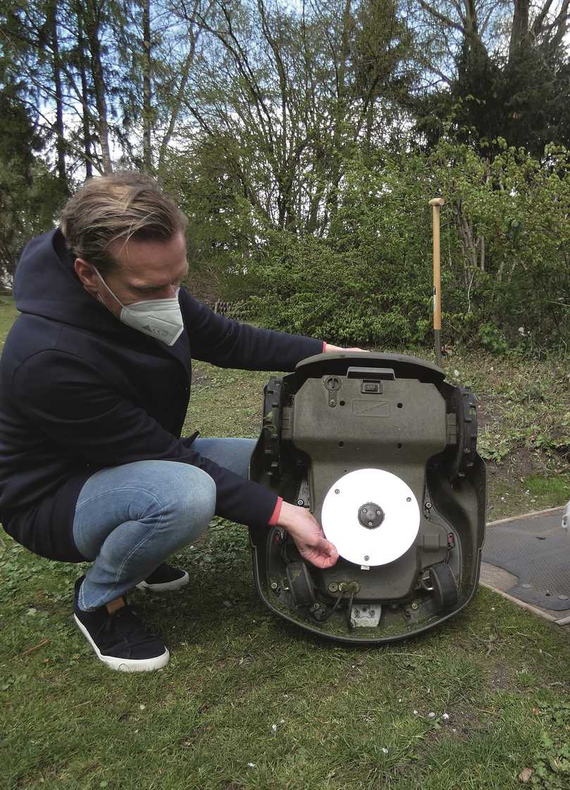 Elbgarden-Geschäftsführer Stefan Wüpping erklärt das spezielle Messersystem der Automower: Die Messer haben eine Schneidfläche von knapp über 2 cm und sind frei schwingend am Mähteller angebracht. So klappen sie weg, sobald sie auf einen Gegenstand treffen. | Foto: es