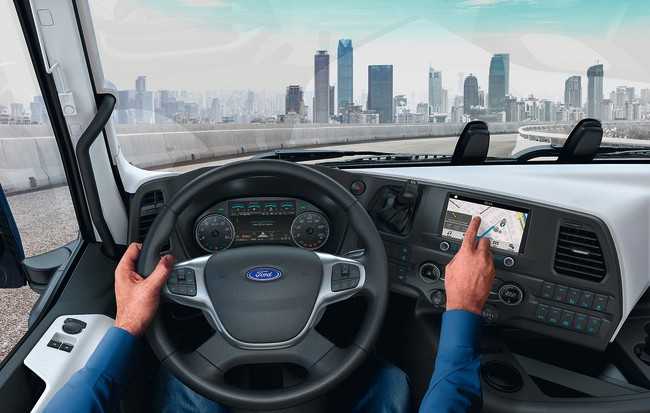Das digitale Fahrerdisplay mit großen Rundinstrumenten ist gut ablesbar. Per Touchscreen steuert der Fahrer das Multimediasystem. | Foto: F-Trucks Deutschland GmbH