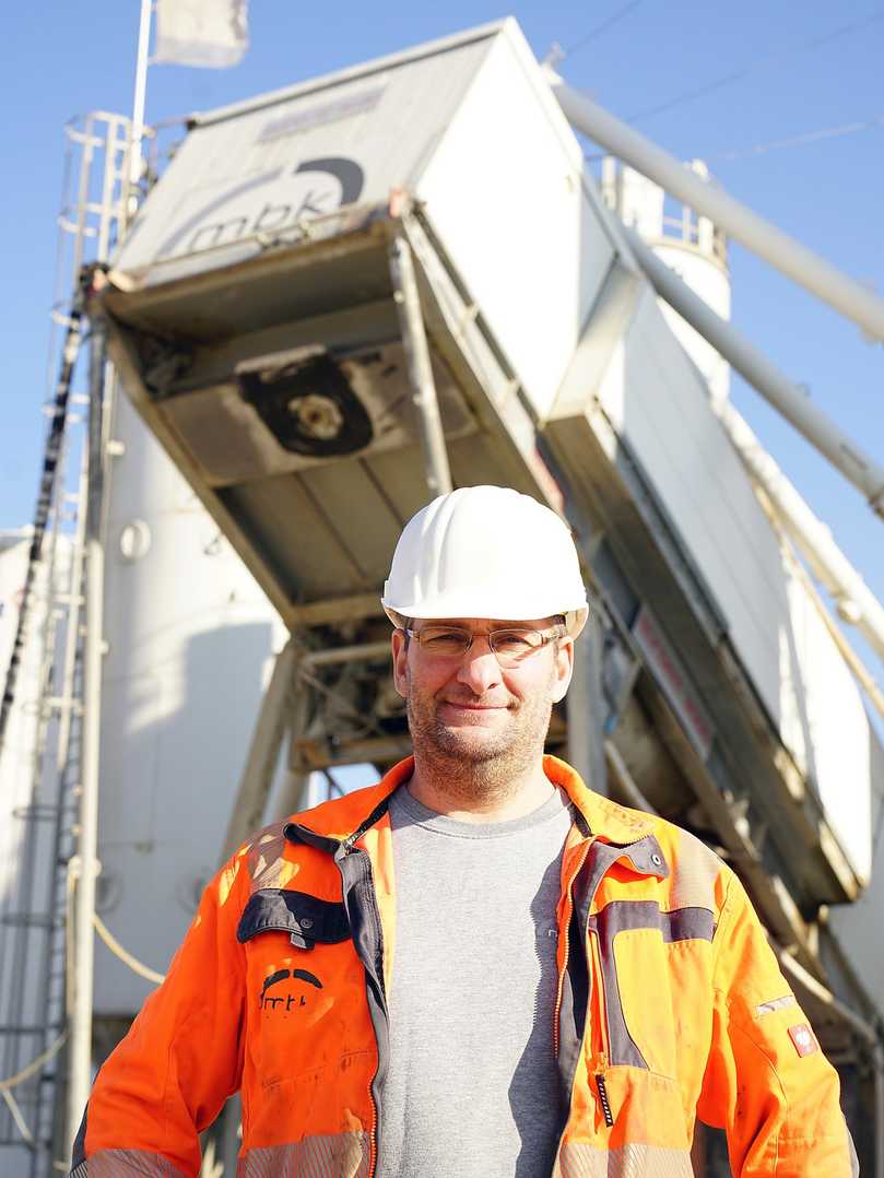 Seit über 13 Jahren arbeitet Bauleiter Mirko Thiele bei MBK – genauso lange wie die SBM Euromix 3000 im Hintergrund. | Foto: SBM Mineral Processing