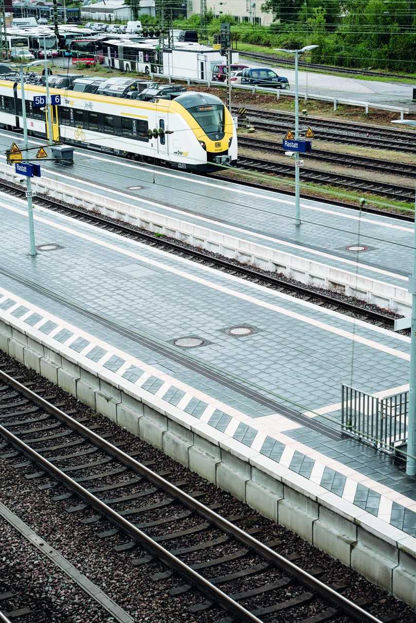 Überblick über Bahnsteige am Bahnhof in Rastatt | Foto: Hauraton