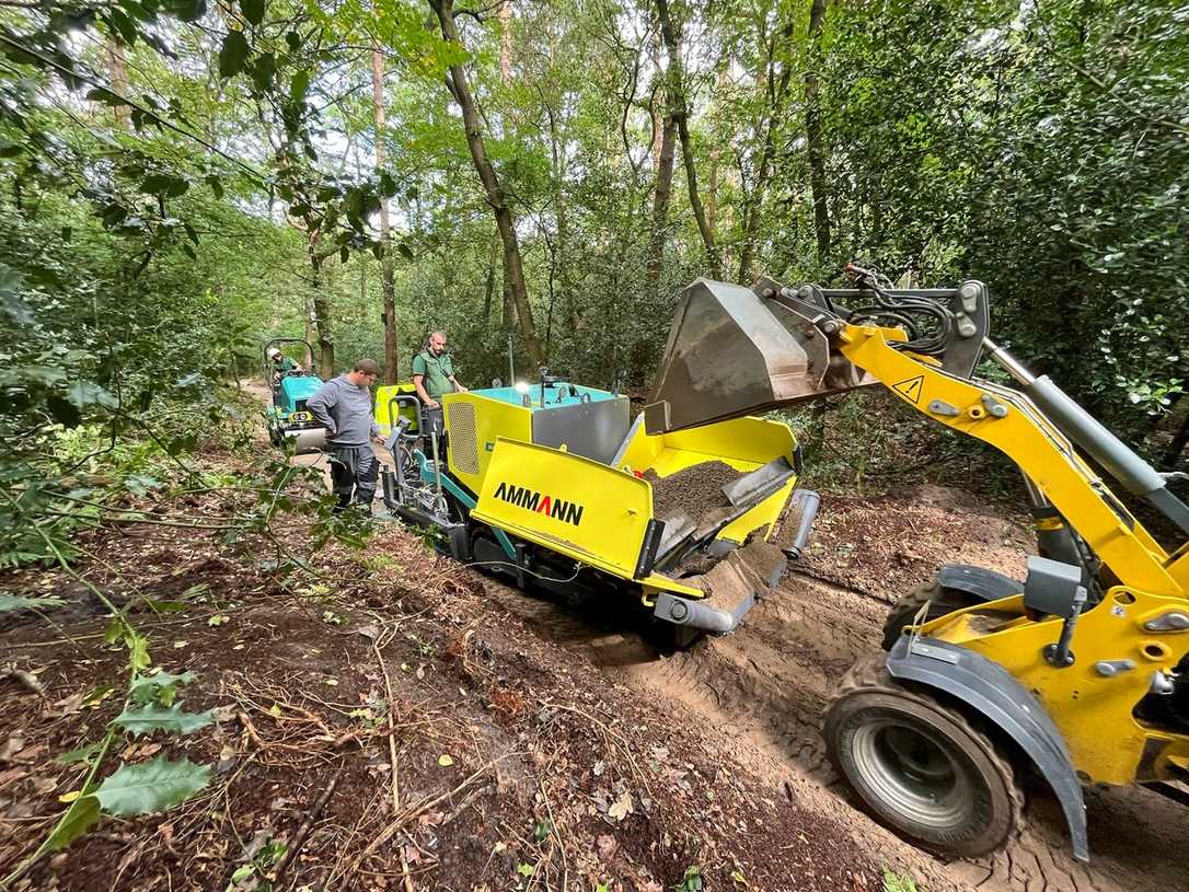 Einsatz von Fertiger und Walze: Landschaftsgärtner spart Zeit