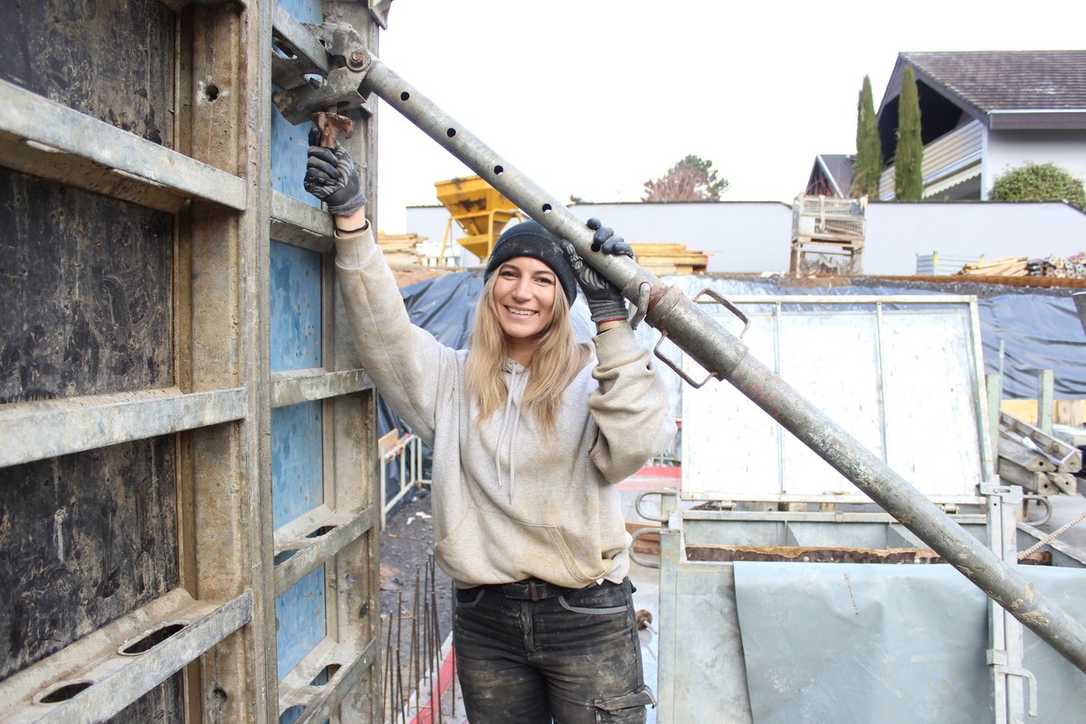 Frauen im Baugewerbe: Frauenanteil niedrig, Einkommenslücke hoch