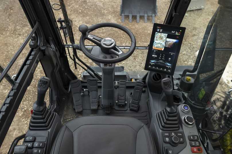 Mehr Sicherheit: Im SAVM-Kamerasystem der neuen Develon-Mobilbagger erfasst eine Künstliche Intelligenz Personen in der Umgebung der Maschine. Das System reagiert mit visuellen und akustischen Signalen. | Foto: Develon Mehr Sicherheit: Im SAVM-Kamerasystem der neuen Develon-Mobilbagger erfasst eine Künstliche Intelligenz Personen in der Umgebung der Maschine. Das System reagiert mit visuellen und akustischen Signalen. | Foto: Develon
