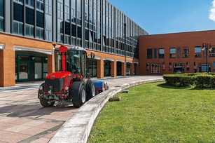 Neuer hydrostatisch knickgelenkter Traktor von Carraro