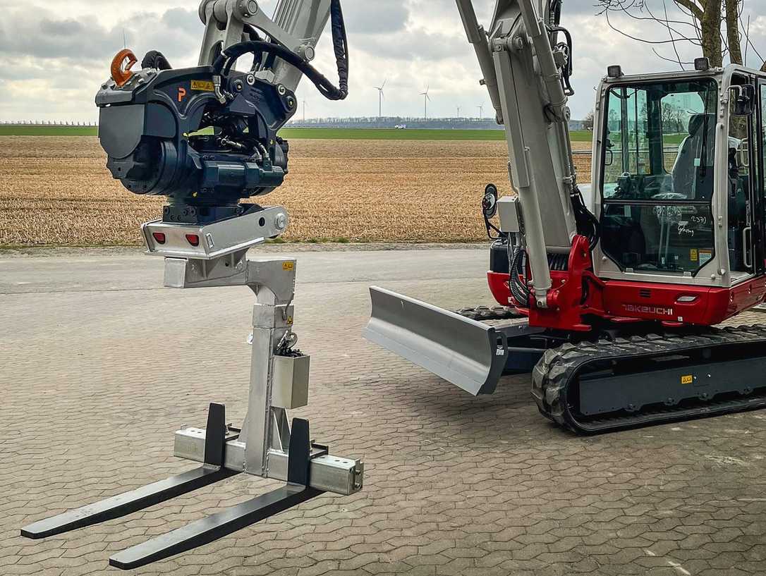 Pister Kugelhähne bietet Tiltrotator PT10 und Palettengabel "Powerfork" PF 2000 für Bagger