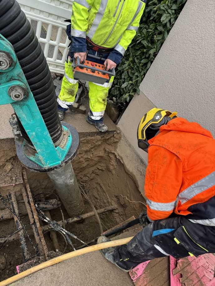 Zum Absaugen lockern die Mitarbeiter von Saugbagger Hochrhein das Erdreich mit einem Druckluftspaten. | Foto: MTS Mobile Tiefbau Saugsysteme