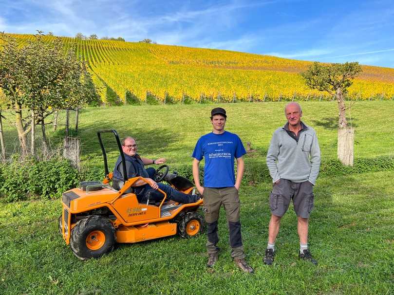 Egon Müller (rechts) mit seinem Betriebsleiter Heiner Bollig (Mitte) und Andreas Metrich von der RWZ Agrartechnik Saarburg | Foto: AriensCo GmbH