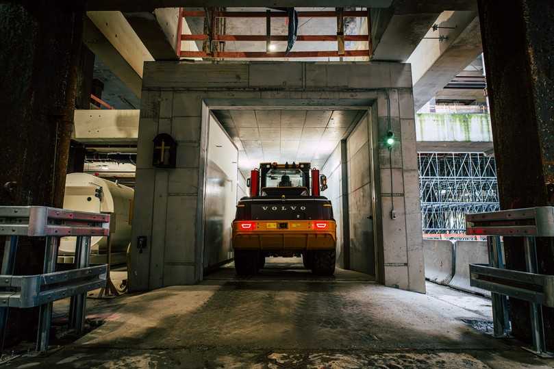In der Druckluftschleuse: Der Volvo L120 Elektro-Radlader auf dem Weg zu seinem Einsatzort in 27 Metern Tiefe. | Foto: Volvo CE In der Druckluftschleuse: Der Volvo L120 Elektro-Radlader auf dem Weg zu seinem Einsatzort in 27 Metern Tiefe. | Foto: Volvo CE