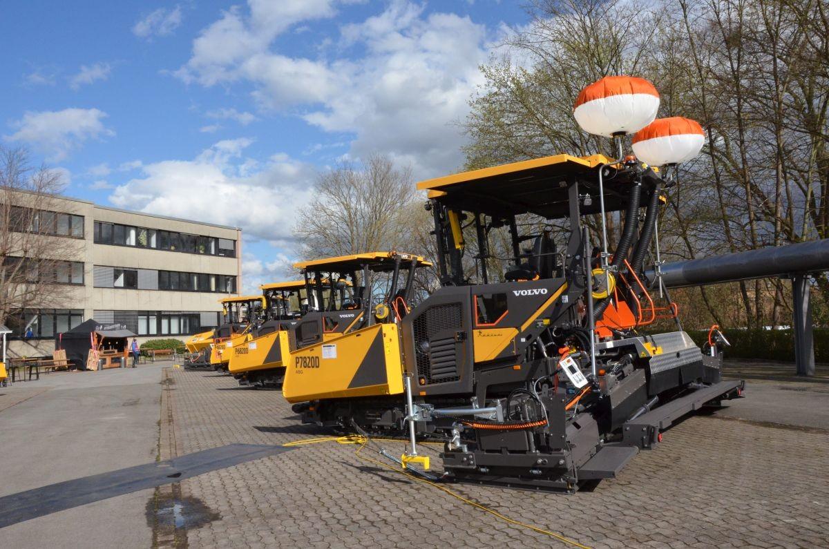 Straßenfertiger am laufenden Band: Fünf Kettenfertiger und zwei Radfertiger-Modelle stellt Volvo CE in Hameln her, und alle wurden auch hier entwickelt – für sämtliche Märkte weltweit. | Foto: B_I/Hendrik Stellmach