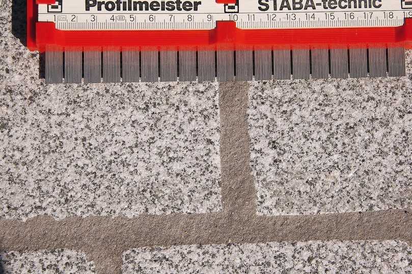 Die Fugenvertiefung  kann mit dem LTR-Verfahren auf < 1 mm „eingestellt“ werden. | Foto: Burgetsmeier