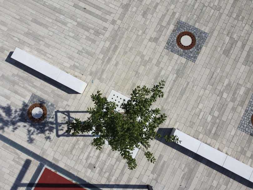 Eines der insgesamt fünf Betonstein-Modelle, das Rinn jetzt mit dem Umweltzeichen „Blauer Engel“ vermarkten darf: Das Lukano Pflaster mit 40 % Recyclinganteil | Foto: Laura Loewel