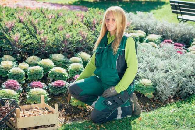 Gärtnerin Patty Damm mag die sportliche Workwear mit Fairtrade-Baumwolle