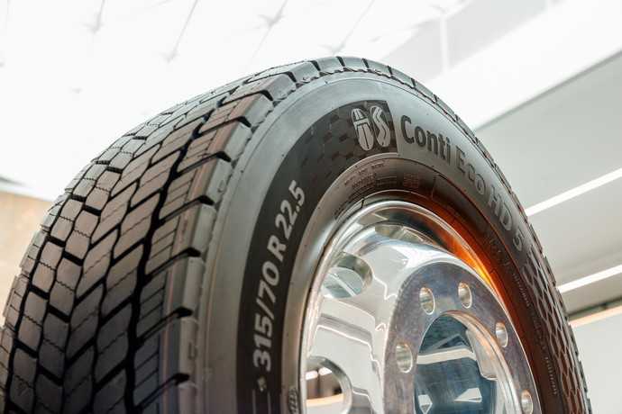 Der Antriebsreifen hat eine neue Reifenkontur bekommen, die sich im Schulterbereich durch eine rollwiderstandsoptimierte Bodenaufstandsfläche auszeichnet. | Foto: Continental Reifen Deutschland GmbH