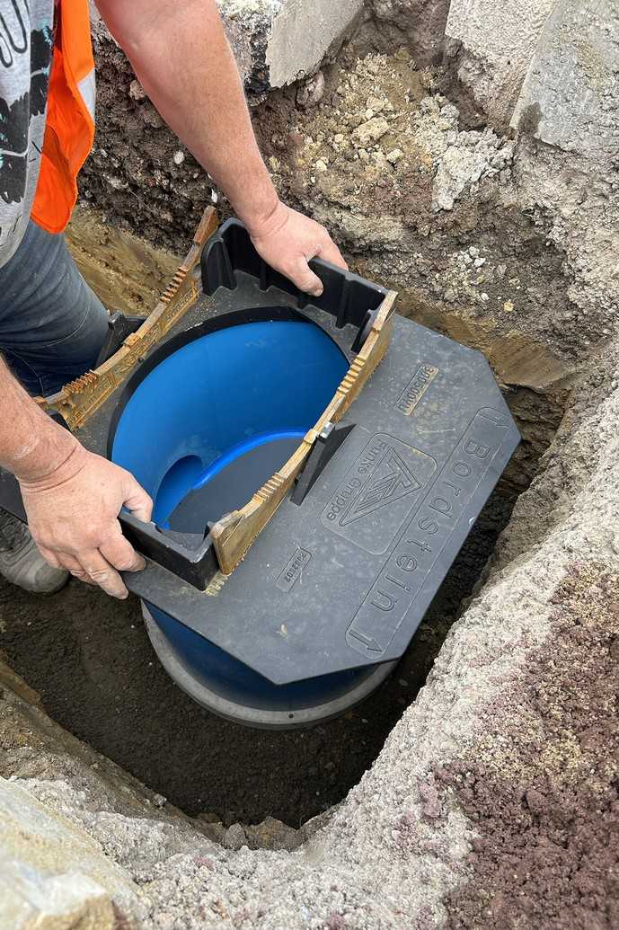 Die Einzelteile des Funke Straßenablauf werden zusammengebaut. Kein Element ist schwerer als 25 kg. Dadurch ist für das Setzen kein Hebegerät notwendig. | Foto: Funke Kunststoffe