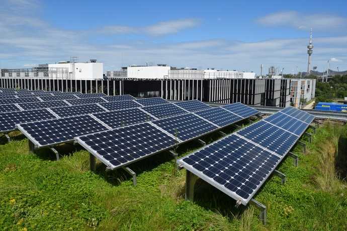 Die Kombination von Dachbegrünung und Solaranlagen gibt es schon seit Jahren. Die Module sollten so aufgestellt werden, dass die Instandhaltung gut möglich ist. | Foto: Bundesverband GebäudeGrün e.V.
