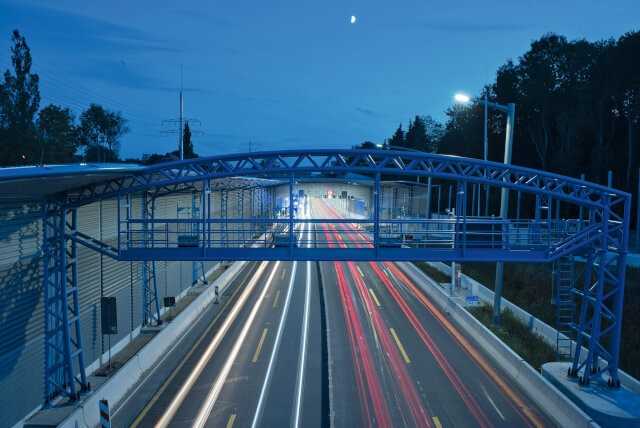 Die architektonisch anspruchsvollen, leuchtend blauen Schilderbrücken prägen die Optik des Tunnels Schnelsen. Sie tragen sowohl die Lärmschutzwände als auch die Signaltechnik. | Foto: Via Solutions Nord
