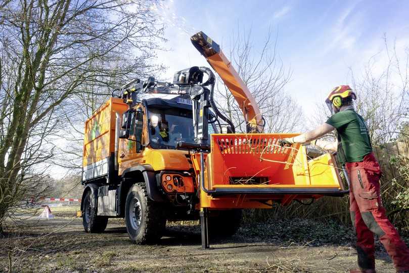 Der orangefarbene Unimog 430 wird beim Bremer Baumdienst liebevoll als „Biest“ bezeichnet. | Foto: Daimler Truck