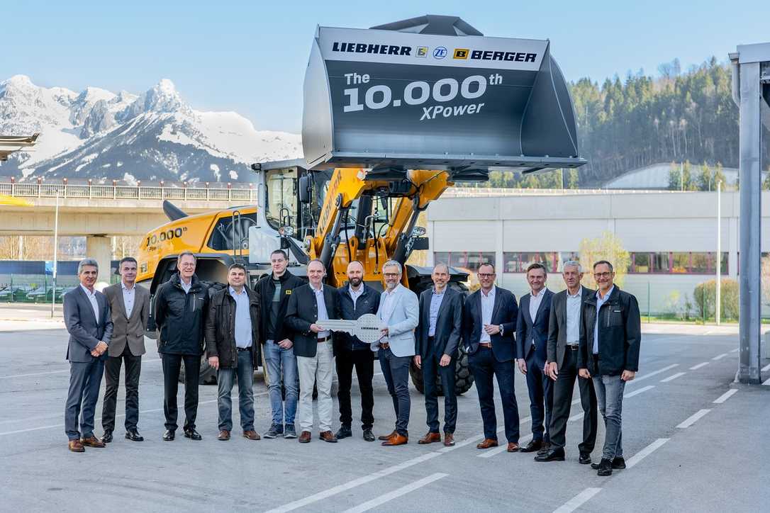 10.000ster leistungsverzweigter Liebherr XPower-Radlader läuft in Bischofshofen vom Band 10.000ster leistungsverzweigter Liebherr XPower-Radlader läuft in Bischofshofen vom Band