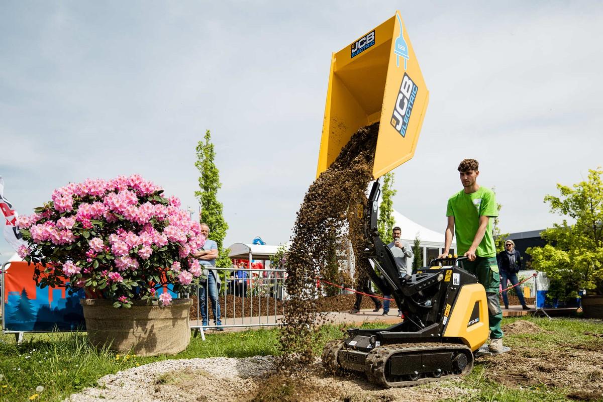 Eng verwurzelt mit der Region Karlsruhe übernahmen Auszubildende von regionalen Garten- und Landschaftsbau-Betrieben die Geräteführung der Maschinen | Foto: Messe Karlsruhe