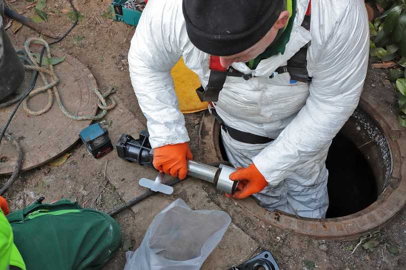 Nach Kürzung eines Druckrohres wird die Kupplung installiert, um gemeinsam mit dem anderen Edelstahlrohr die geforderte Länge im Schacht zu realisieren. | Foto: Jung Pumpen GmbH