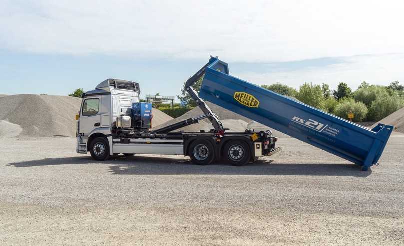 Leise und dennoch kraftvoll zieht das Meiller Hakengerät RS21 den Container per E-Antrieb aufs Fahrgestell. | Foto: Mercedes-Benz Trucks, Meiller, Quatex