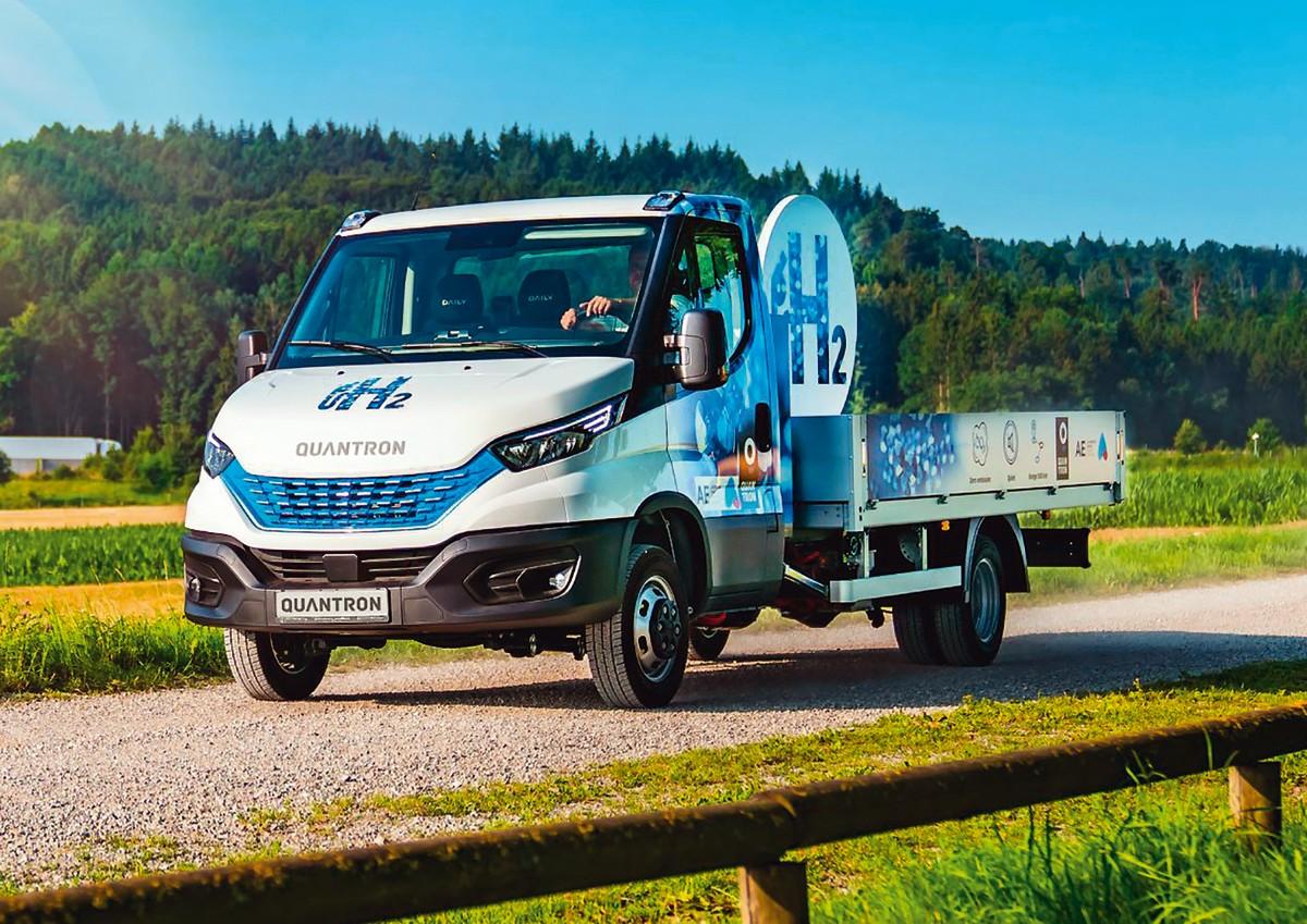 Der 7,2-Tonner Quantron Q-Light FCEV auf Iveco Daily-Basis soll mit vier Wasserstofftanks bis zu 500 km weit kommen. | Foto: Quantron