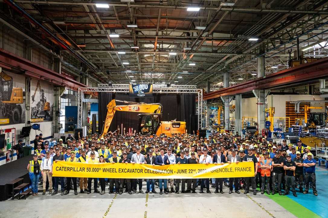 Caterpillar feiert mit Zeppelin Baumaschinen den 50.000sten Mobilbagger aus Grenoble