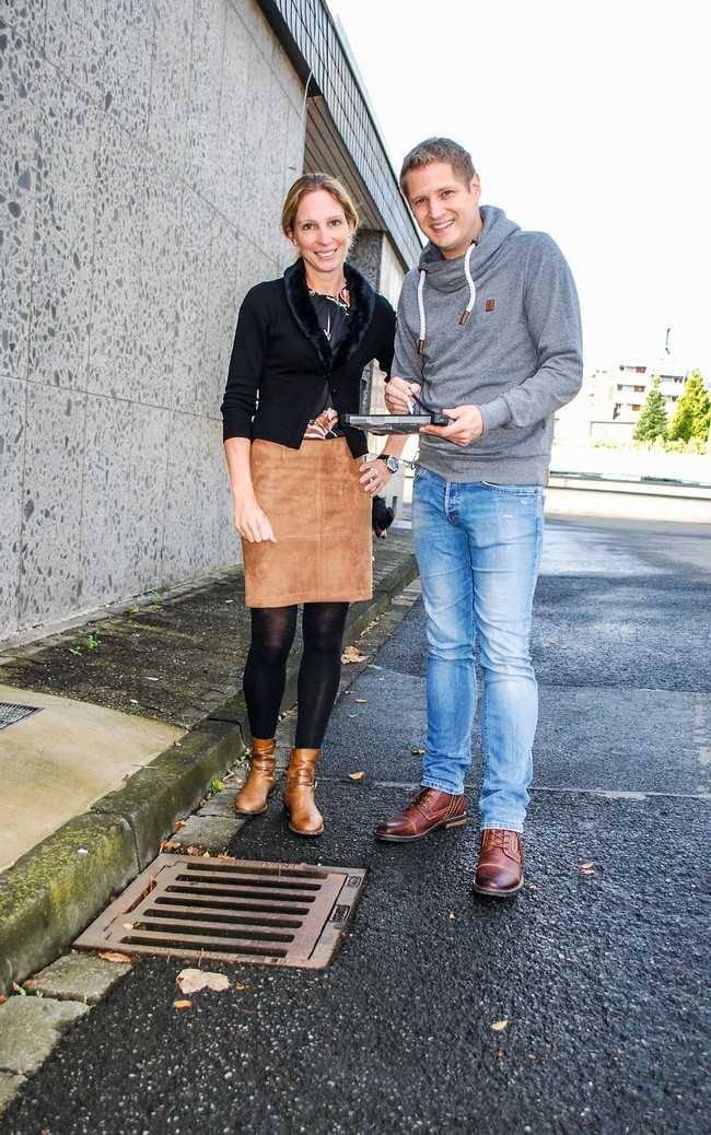 Für Daniela Fiege und Matthias Krölls liefern die Ergebnisse des Forschungsvorhabens wichtige Informationen für die in Lünen entwickelte und auf digitalen Daten basierten Strategie einer bedarfsgerechten Reinigung der Straßenabläufe. | Foto: B_I/zu Eulenburg
