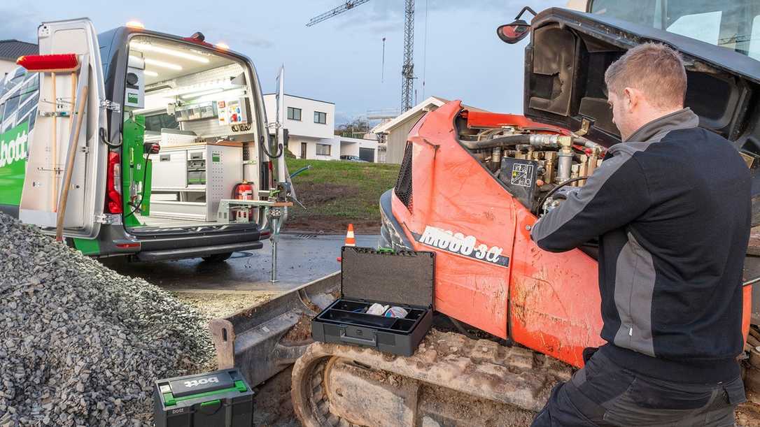 Baumaschinen mobil instand halten mit Fahrzeugeinrichtung für Nutzfahrzeuge