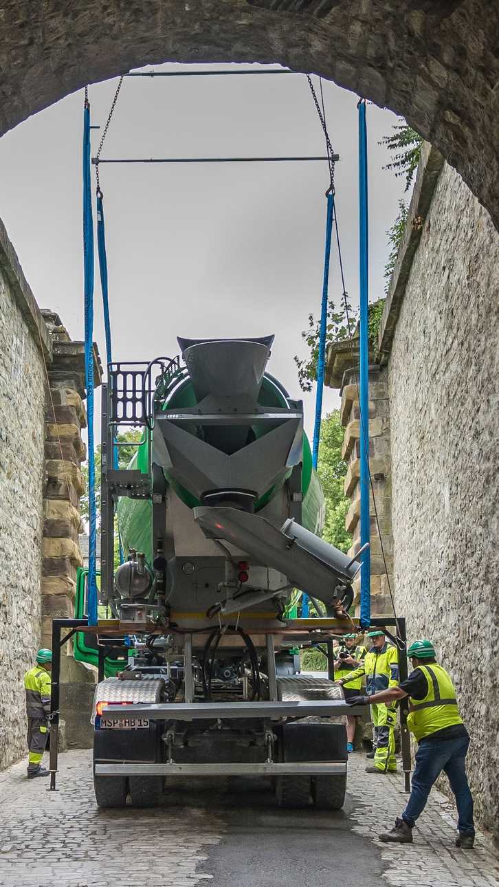 Maßarbeit: Hinter der Festungsmauer wird die Mischertrommel wieder auf den Lkw gesetzt. | Foto: Heidelberg Materials