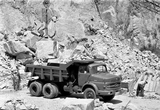 Für schwerste Aufgaben im Steinbruch war der Mercedes 2220 LAK Muldenkipper wie geschaffen. | Foto: Daimler Truck AG