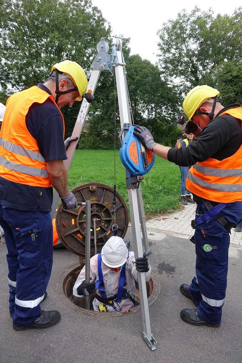 Ein Highlight der Veranstaltung war die Möglichkeit, durch einen GFK-Tangentialschacht in den Stauraumkanal DN 3600 einzusteigen. | Foto: Amiblu Germany