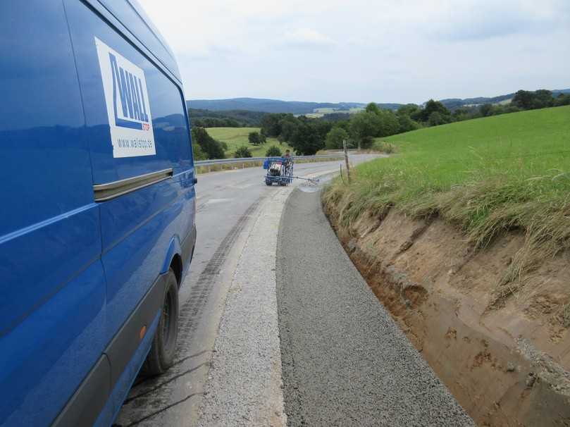 Das Wallstop Power-Bankett aus speziellem, wasserdurchlässigen Beton gibt es auch mit integrierter Abwasserrinne. | Foto: BH