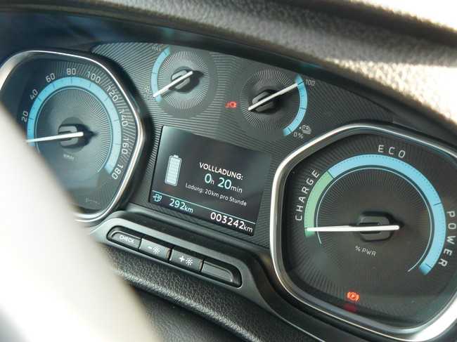Opel Vivario-e: Instrumente mit blauen Skalen, rechts Powermeter statt Drehzahlmesser, oben links Stromverbrauch, daneben der Stromverbrauch von Heizung und Klimaanlage. | Foto: Randolf Unruh, Opel