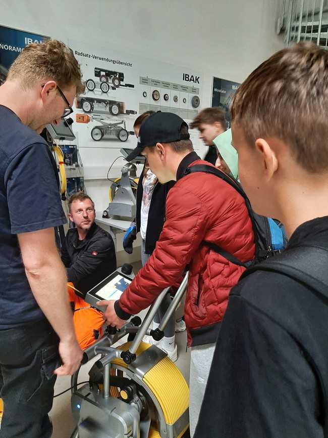 Schülerinnen und Schüler zur Berufsorientierung testen bei Ihrem Besuch der IBAK-Zweigstelle in Leipzig das Hightech-Equipment. | Foto: IBAK