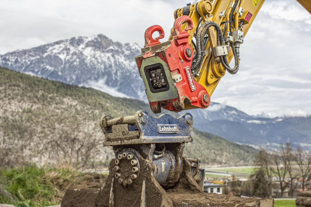 Mit dem SQ 60V lassen sich wegen des symmetrischen Aufbaus des Ventilblocks selbst vollhydraulische Anbaugeräte um 180 Grad gedreht aufnehmen. | Foto: Lehnhoff