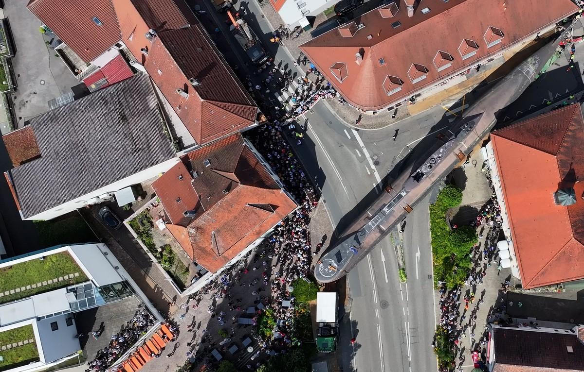 Das Kübler-Team manövriert den 90 Meter langen Schwertransport durch engste Straßen. | Foto: Auto - Technik - Museum e.V.