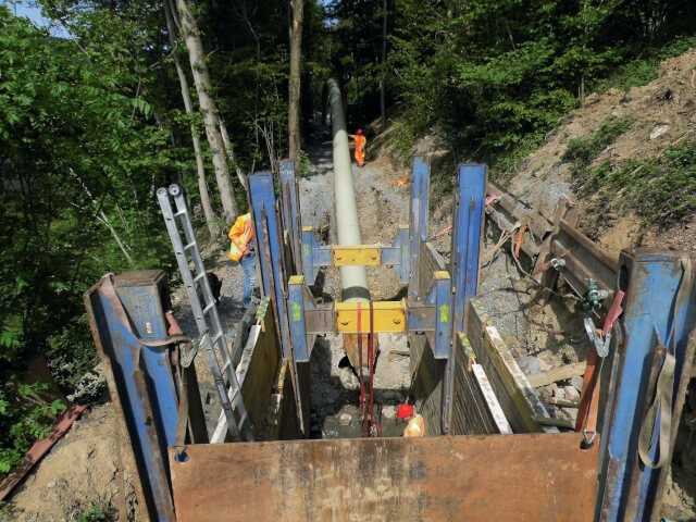 Nach Errichtung einer zusätzlichen Baugrube konnten auch die noch fehlenden 30 m Alt-Rohrleitung im Berstlining-Verfahren erneuert werden. | Foto: Tracto-Technik