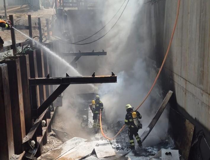 Einsatzkräfte der Feuerwehr München bei dem Brand auf der Baustelle. | Foto: Feuerwehr München
