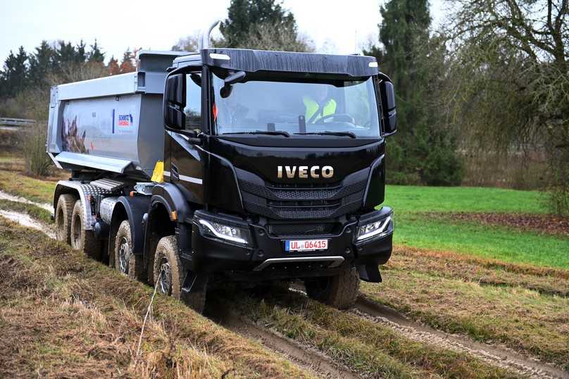 Kraftvoll schiebt sich der beladene T-Way 8x8 durch tiefe Furchen auf dem Markbronner Iveco-Testgelände. | Foto: QUATEX