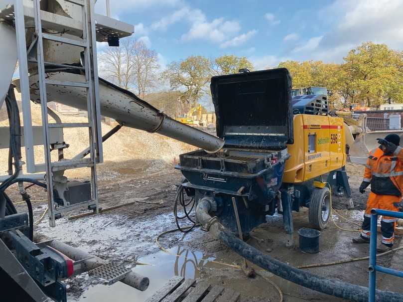 Der Flüssigboden wurde mit einer Betonpumpe in die Kellerräume gefördert. | Foto: Henning Eckardt