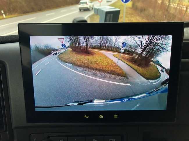 Dank Weitwinkelkamera am Spiegelfuß verrät der Sekundärbildschirm dem Fahrer die Verkehrslage auf der rechten Seite. | Foto: Quatex