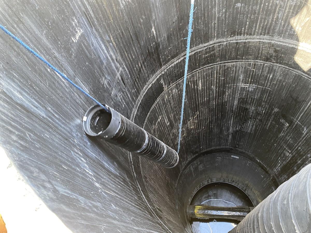 Bild 14: Einbringen des Rohrsegmentes in die Öffnung der zu ertüchtigende Leitung | Foto: AGR/Löwe